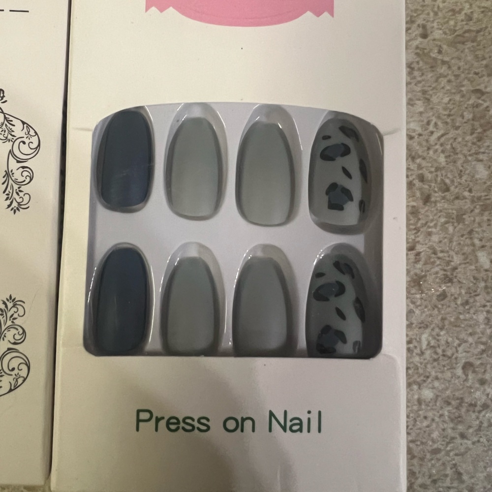 SET A press on nailss